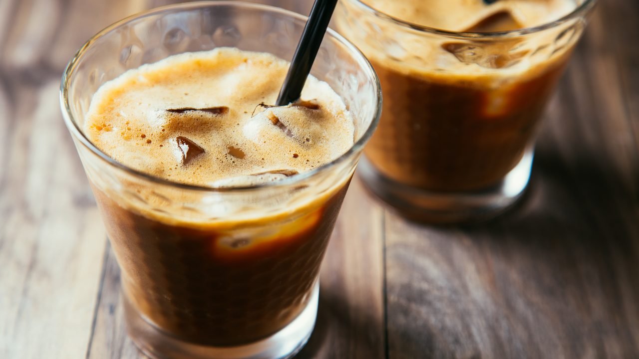 Café con hielo pequeño