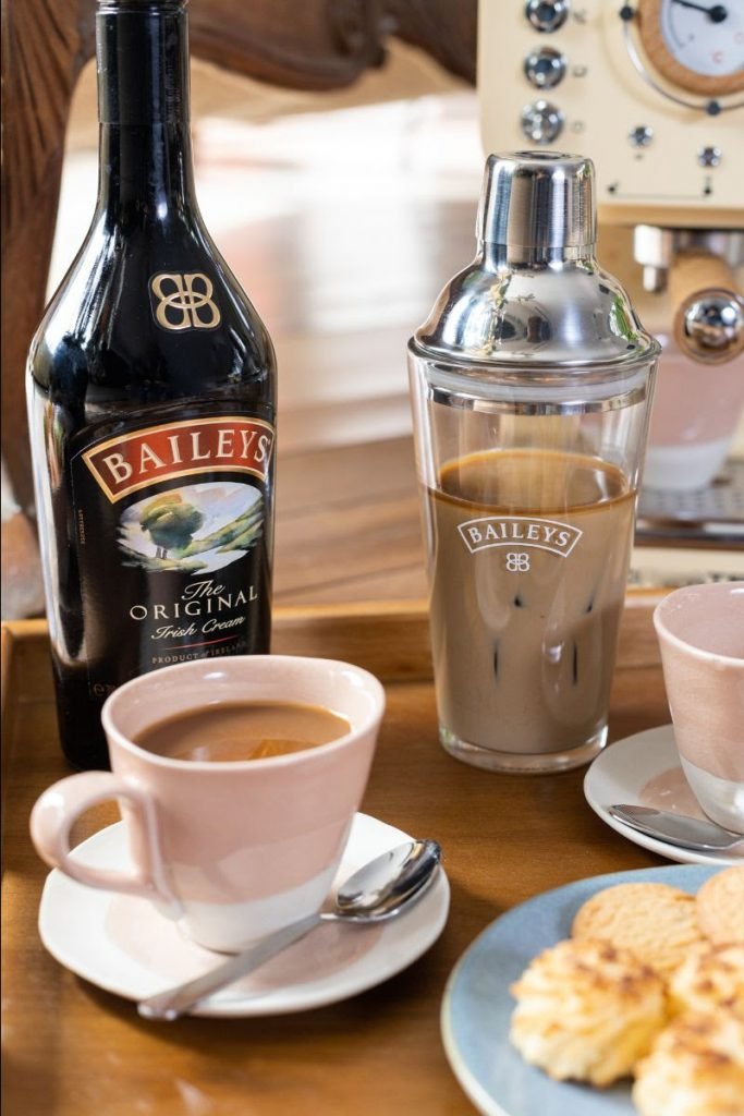 Café pequeño con hielo y baileys